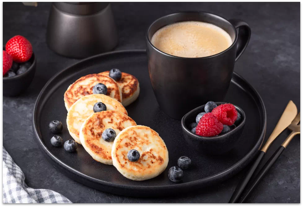 Pancakes z owocami oraz kawa w filiżance