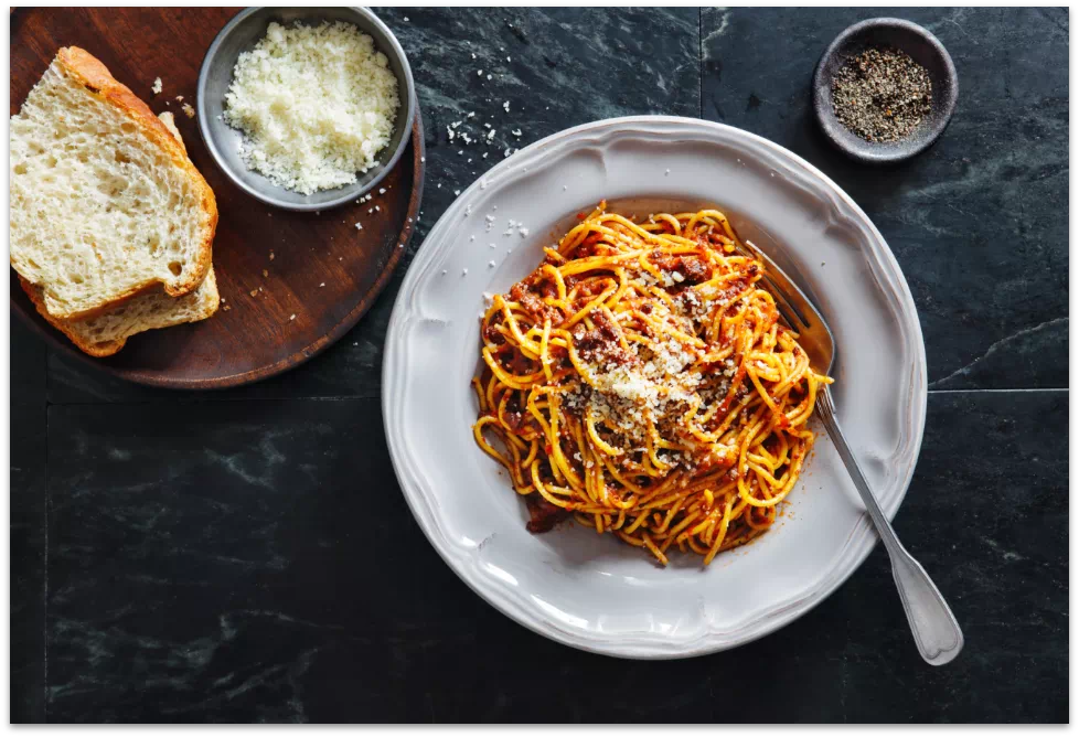 Spaghetti leżące na białym talerzu